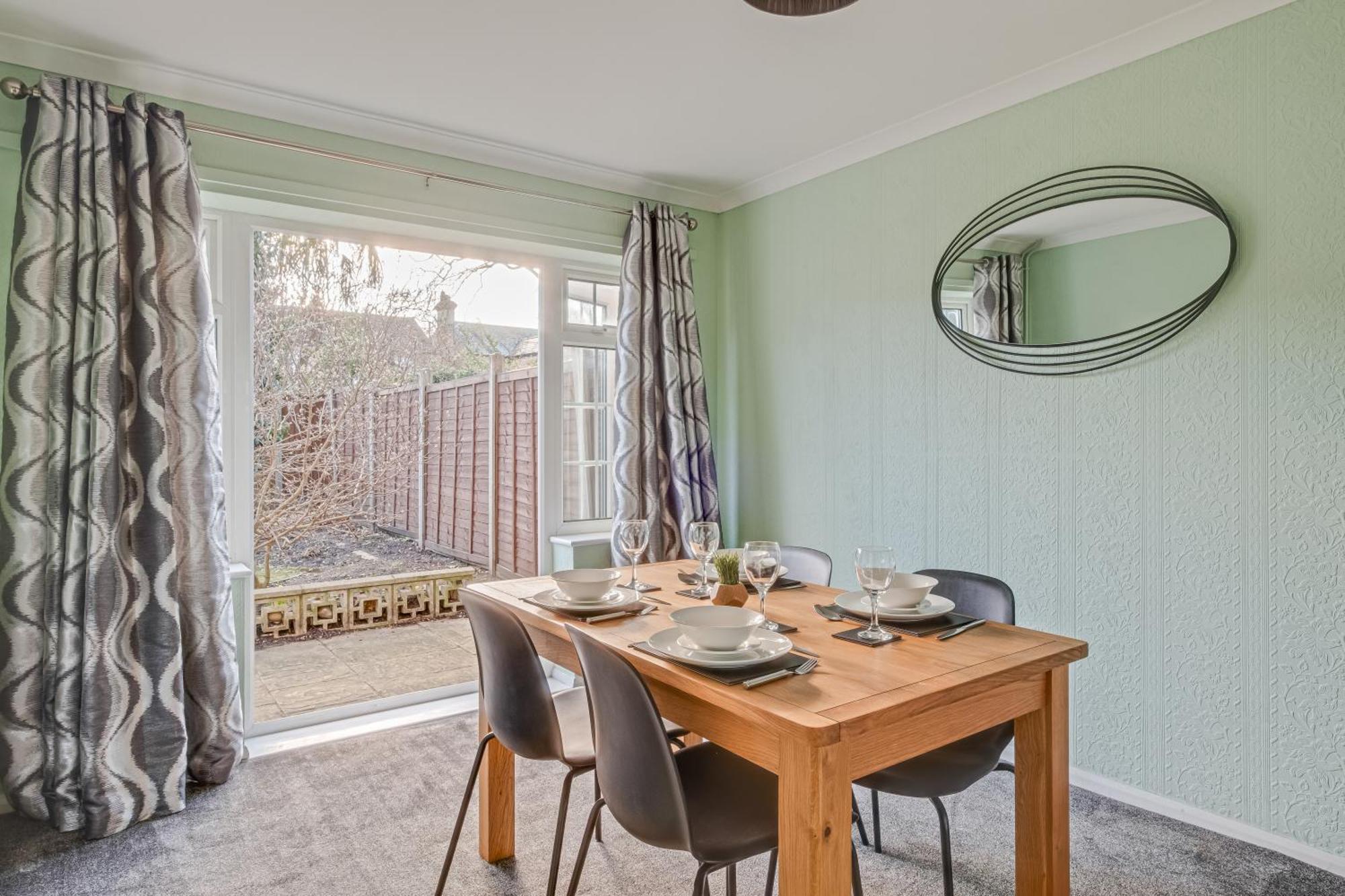 Comfy And Freshly Redecorated Home By Our Home Short Stays Close To Town Centre With Free Parking Bedford Exterior photo